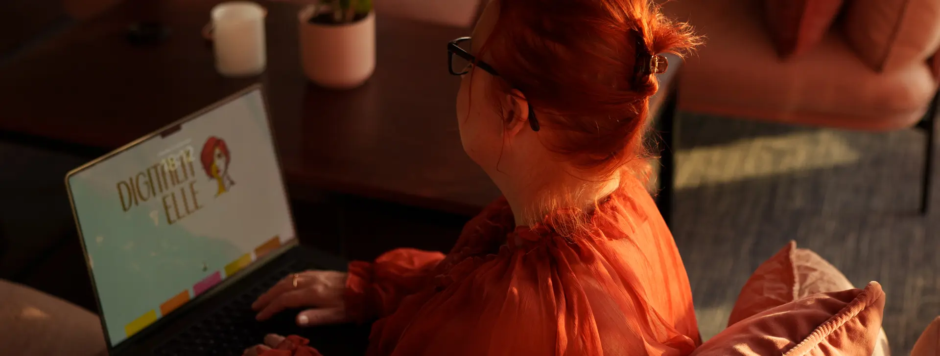 Digitala Elle visar en hemsida på sin dator.